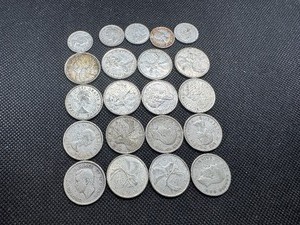 lot 98 image: 16 silver Canadian quarters and 5 silver Canadian dimes