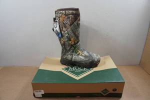 lot 18 image: Muck Boots Mens Arctic Ice XF Grip Boots - Size 7