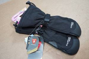 lot 45 image: Clam Ice Armor Womens Extreme Mitts - Small