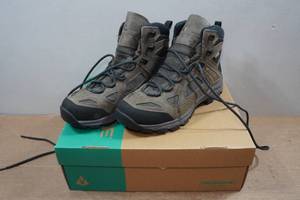 lot 58 image: Vasque Breeze Mens Hiking Boots - Size 10