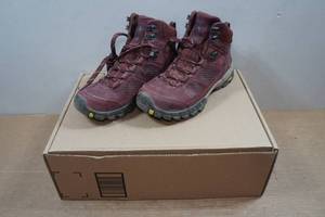 lot 59 image: Vasque Talus Womens Hiking Boots - Size 8