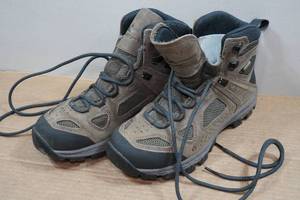 lot 61 image: Vasque Mens Hiking Boots - Size 7.5