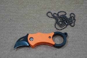 lot 118 image: Mini Eagle Claw Folding Knife