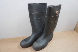 lot 144 image: Red Ball Muck Boots - Size 9