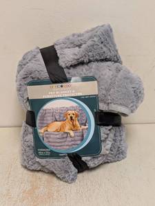 lot 14 image: BRENTWOOF WATERPROOF PET BLANKET & FURNITURE PROTECTOR GRAY