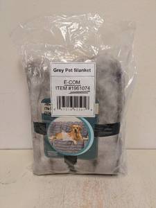 lot 15 image: BRENTWOOF WATERPROOF PET BLANKET & FURNITURE PROTECTOR GRAY