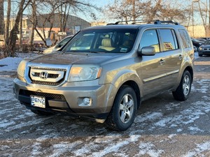 lot 17 image: 2011 HONDA PILOT EX-L 1 Owner  All Wheel Drive  3rd Row (NO RESERVE)