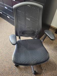 lot 13 image: Ergonomic Mesh Office Chair - Black Seat, 5-Star Base, Adjustable Armrests