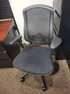 lot 14 image: Office Chair - Mesh Back Ergonomic Task Chair, Black