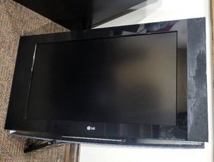 lot 17 image: LG 32-inch HDTV with Wall Mount