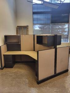 lot 31 image: Herman Miller 3-Unit Cubicle Workstation - 120° Layout, Acoustic Panels, Roll-Top Desk Wall Unit