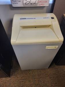 lot 48 image: Fellowes Powershred 220 Paper shredder with bags - measuring 17 x 17 x 32 in