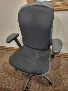 lot 112 image: Ergonomic Mesh-Back Office Chair - Adjustable Armrests, Gray