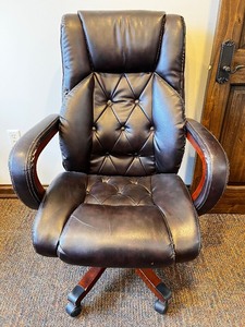 lot 99 image: UE Furniture Leather Executive Office Chair - Black, Wood Armrests, 5-Star Base