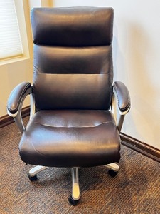 lot 100 image: La-Z-Boy Executive Leather Office Chair - High-Back, 5-Star Base