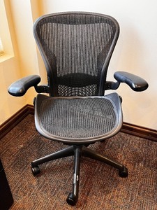 lot 101 image: Herman Miller AE113RWB BK Mesh Office Chair - Ergonomic Task Chair