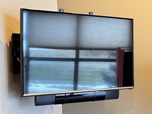 lot 108 image: Samsung Flat Screen TV with Wall Mount Bracket - HDMI ARCMHL, LAN, Optical Audio