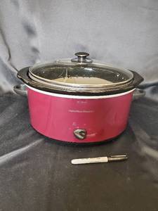 lot 2 image: Hamilton Beach Slow Cooker - Pink Exterior With Glass Lid