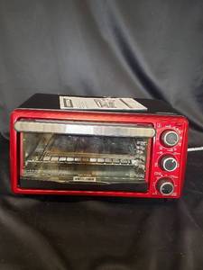 lot 27 image: Black & Decker 4-Slice Toaster Oven - Red, Countertop Kitchen Appliance