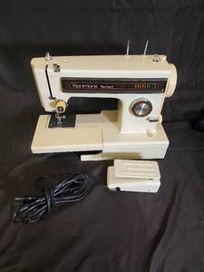 lot 54 image: Kenmore Sewing Machine - Vintage 110V, Made in Taiwan