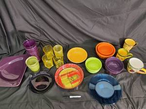 lot 86 image: Colorful Ceramic Dinnerware Set - Artichoke & Tomato Pattern - 20 Pieces