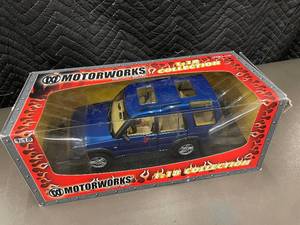 lot 46 image: MotorWorks Land Rover Discovery 118 Diecast Model - Blue