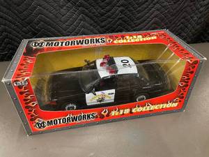 lot 48 image: MotorWorks 118 California Highway Patrol Police Car Diecast