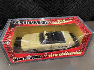 lot 50 image: MotorWorks 118 Mustang Convertible & Hardtop - 1964-12 Diecast