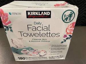 lot 124 image: Kirkland Signature Daily Facial Towelettes - 180 Count