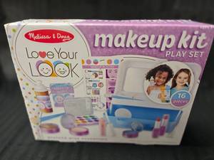 lot 48 image: Kids Makeup Kit Play Set