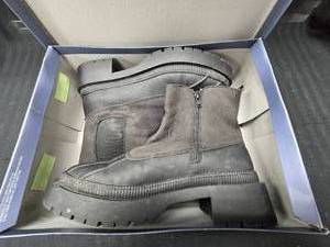 lot 154 image: Used Ella Boots Memory foam Water Repellent Sz11
