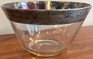 lot 184N image: DR - Vintage Dorothy Thorpe Silver Rim Serving Bowl