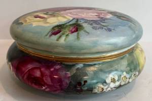 lot 153H image: DR - D&C France Limoges Dresser Box - Antique Floral Rose