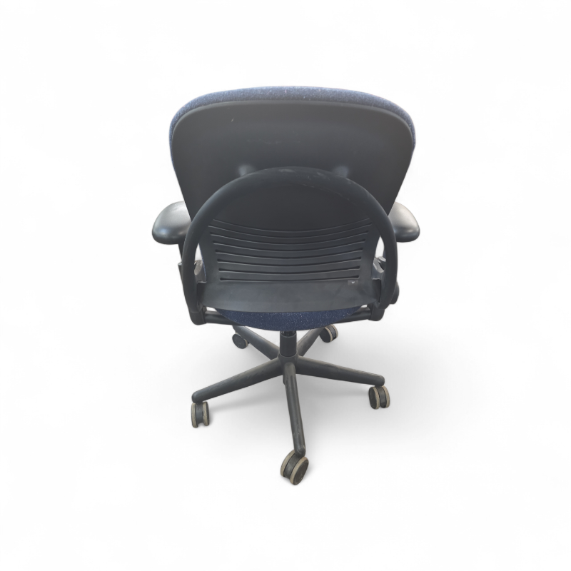 lot 77 image: Steelcase Leap V1 blue