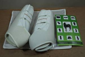 lot 31 image: Back on Track Therapeutic Horse Exercise Boots for Hind Legs - Medium