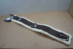 lot 32 image: Professionals Choice Merino Wool Cinch - 34