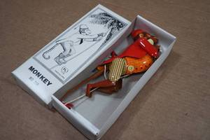 lot 121 image: Vintage Look Tin Litho Climbing Monkey