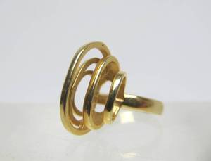 lot 6 image: Solid 18K Gold Ring