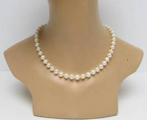lot 10 image: Genuine Hand Tied Pearl Necklace wGold Clasp