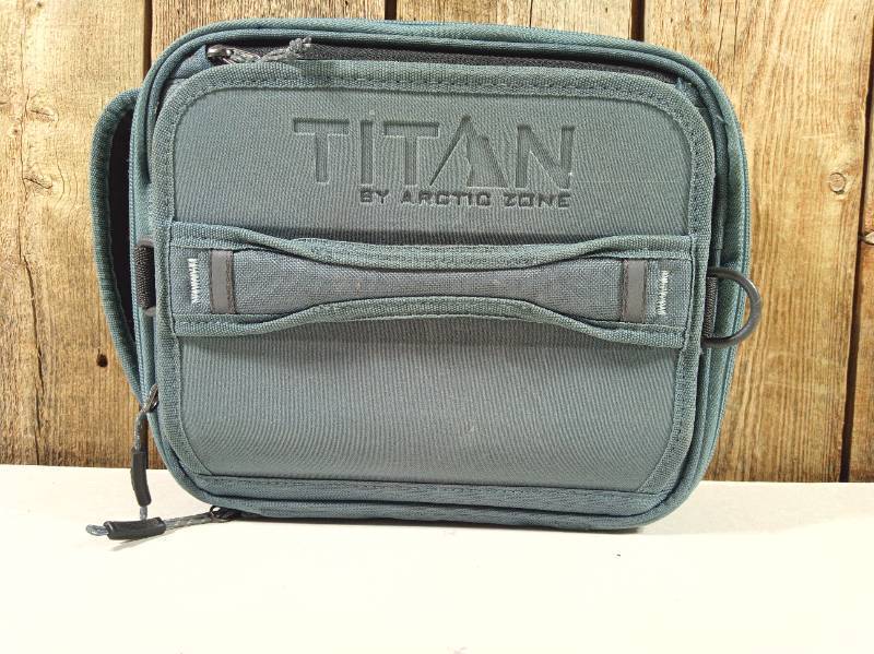 lot 43 image: Titan by Arctic Zone Fridge Cold Molded Lunch Box with Ice Walls