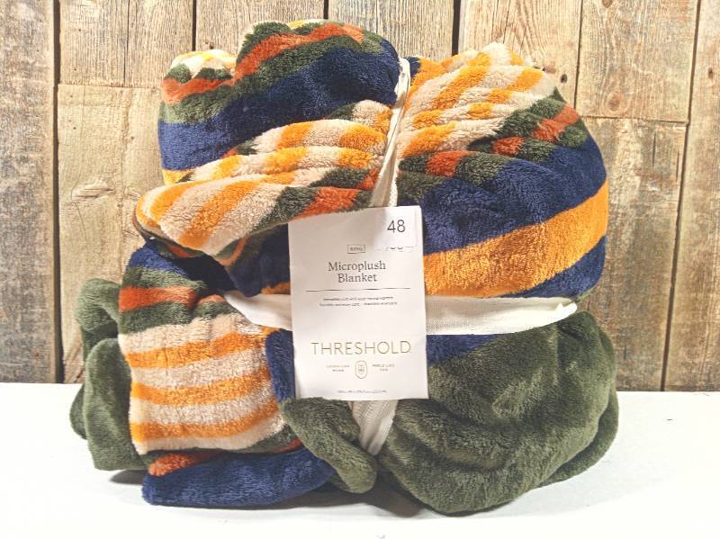 lot 48 image: Threshold - Microplush Bed Blanket