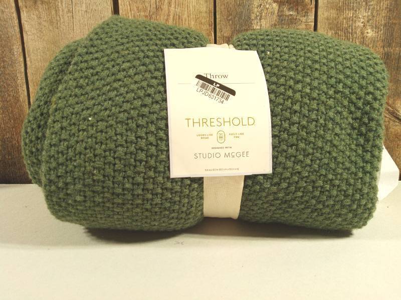 lot 178 image: Scalloped Knit Throw Green - Threshold