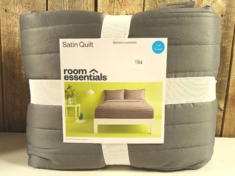 lot 184 image: FullQeen Satin Quilt - Room Essentials