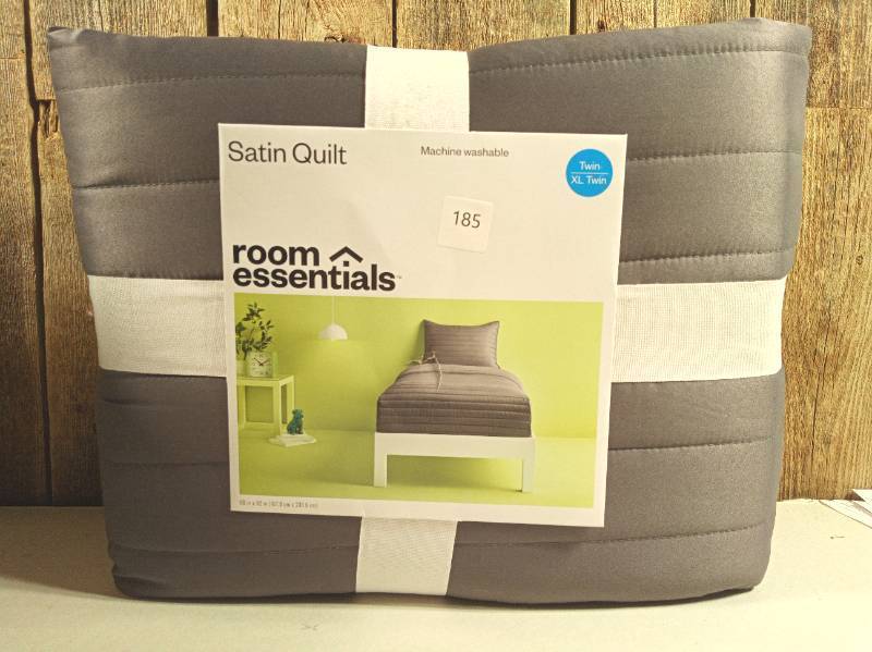 lot 185 image: TwinXL Twin Satin Quilt - Room Essentials