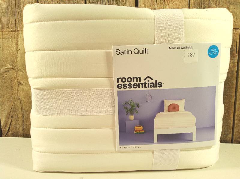 lot 187 image: Satin Quilt - Room Essentials