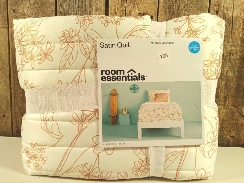 lot 188 image: Satin Quilt - Room Essentials