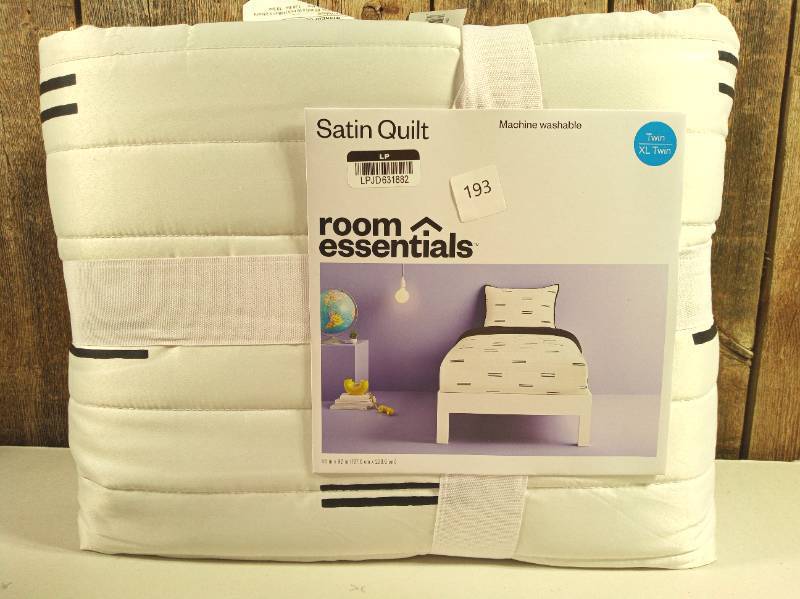 lot 193 image: Satin Quilt - Room Essentials