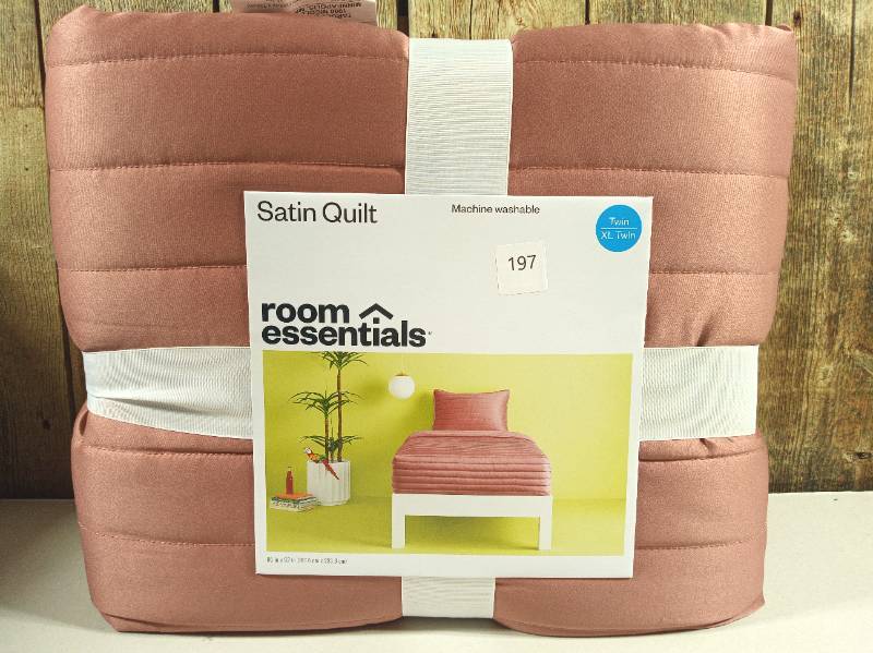 lot 198 image: Satin Quilt - Room Essentials