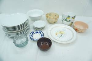 lot 13 image: Dinnerware Lot