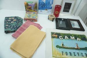 lot 16 image: Puzzles, Games, and Decor